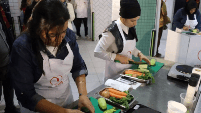Kızılay, depremzedelere yönelik 'İyilikle Pişen Hayatlar' projesiyle aşçılık eğitimi veriyor.