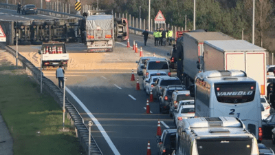 Bolu’da, Anadolu Otoyolu’nda devrilen TIR yolu kapattı. Kaza nedeniyle otoyolun