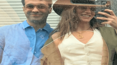 Bir süredir oyuncu Serenay Sarıkaya ile aşk yaşayan şarkıcı Mert