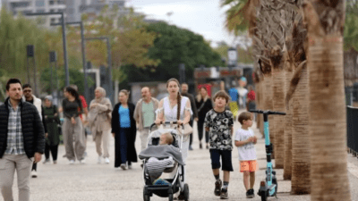 Antalya’da yağmura rağmen turistler denize girip dalgalarda fotoğraf ve video
