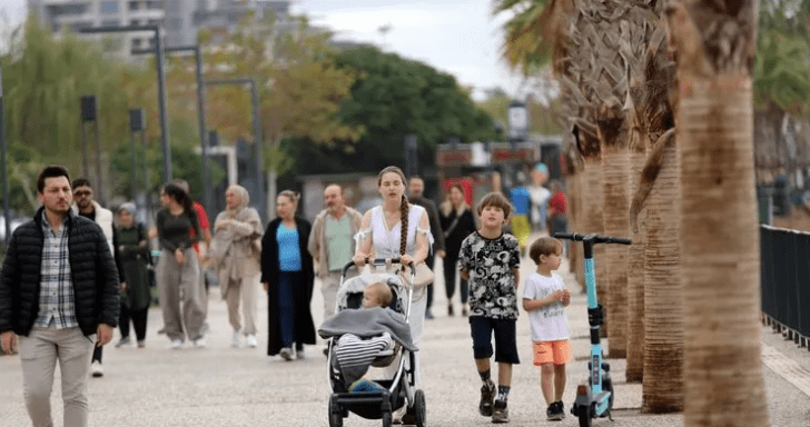 Antalya’da yağmura rağmen turistler denize girip dalgalarda fotoğraf ve video