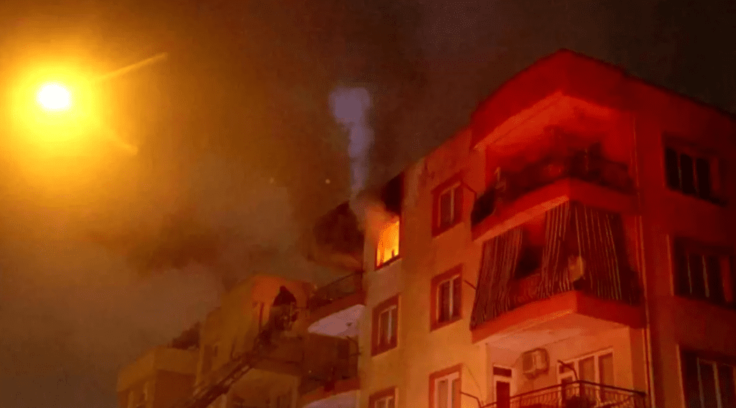 Kızıltoprak Mahallesi'nde bir apartmanda çıkan yangın, sakinleri paniğe sürükledi. Ekipler