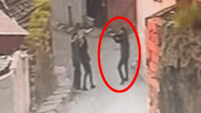 İstanbul Beyoğlu'nda bir kişi, sevgilisinin boğazına bıçak dayayan adamı silahla