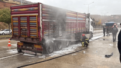 Tokat'ta aşırı yük nedeniyle lastikleri tutuşan TIR'da çıkan yangın itfaiye