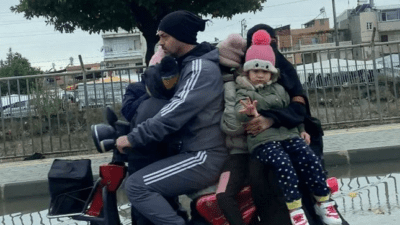 Adana’da altı kişilik aile, aynı motosiklette yolculuk yaptı. Motosiklette çocuklardan