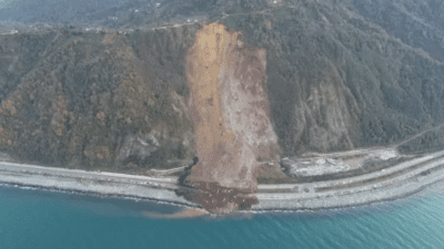 Artvin’de heyelan nedeniyle ciddi hasar gören ve yaklaşık 19 saatlik