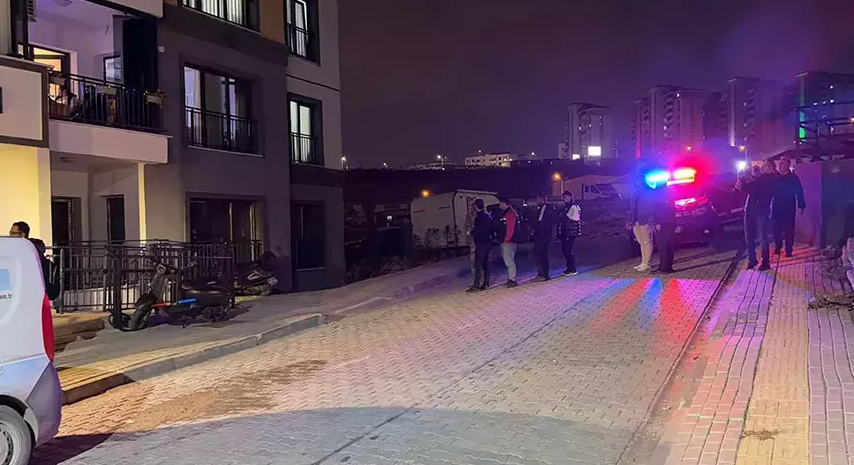 Hatay'da yakınlarının kendilerinden haber alamadığı anne ve 3 çocuğu evlerinde