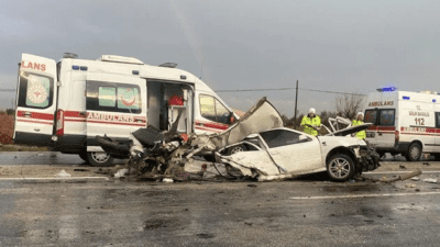 Denizli'nin Buldan ilçesinde akraba düğüne giden aileyi taşıyan otomobilin karşı
