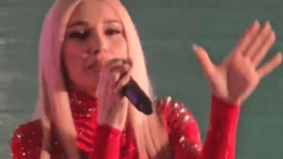 Gülşen, Türkiye'de verdiği konserlerde sahneye, bir hayli 'cesur' kostümlerle çıkarken