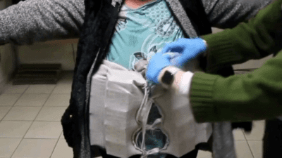 Edirne'de Kapıkule Sınır Kapısı'ndan Türkiye'ye giriş yapmak isteyen bir kadın,