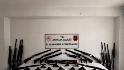 Antalya’nın Alanya ilçesinde çok sayıda tabanca, tüfek ve mühimmat ele