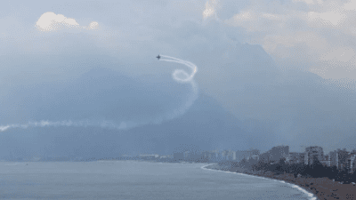 Türk Hava Kuvvetlerinin akrobasi timi SOLOTÜRK'ün Antalya'daki eğitim uçuşunu, vatandaşlar