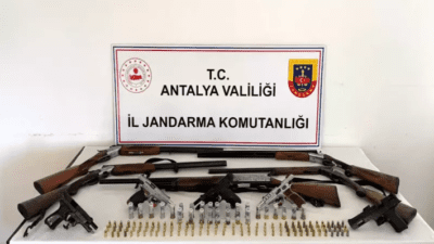 ANTALYA'nın Döşemealtı ilçesinde düzenlenen operasyonda, ruhsatsız 5 tabanca ve 5
