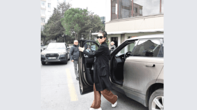 Cansu Dere, Etiler'de bir kuaföre girerken görüntülendi. Gazetecilere; "Bugün hiç