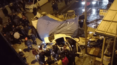 Şanlıurfa'nın Birecik ilçesinde bir kamyonun 3 araca çarptıktan sonra sürüklediği