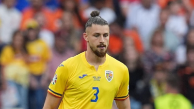 İngiltere Premier Lig ekiplerinden Tottenham'ın defans oyuncusu Radu Dragusin'in sağ