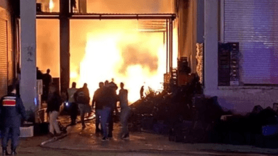 Antalya’nın Finike ilçesindeki toptancı halinde dün gece yangın paniği yaşandı.