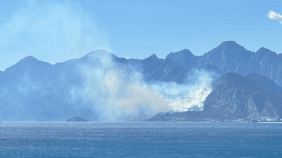 Antalya'nın Konyaaltı ilçesindeki ormanlık alanda çıkan yangın kontrol altına alındı.
