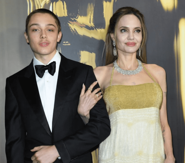 Hoolywood'un yıldız isimlerinden Angelia Jolie, 16 yaşındaki oğlu Knox ile
