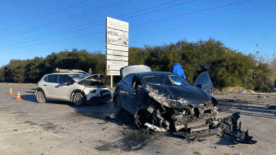 Antalya’nın Serik ilçesinde yolcu midibüsü ve iki otomobilin karıştığı zincirleme