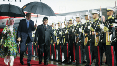 Cumhurbaşkanı Recep Tayyip Erdoğan, Asya turunun 2. durağı olan Endonezya'ya