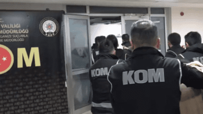 ANTALYA'da kendilerini bakanlıkta görevli memur olarak tanıtıp, 90 milyon TL,