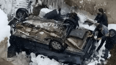 Giresun'un Dereli ilçesinde bir otomobil, buzlanma nedeniyle yoldan çıkarak dereye