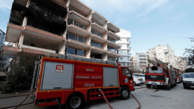 Antalya’da kentsel dönüşüm nedeniyle boşaltılan binada yangın çıktı. Yangın, itfaiye