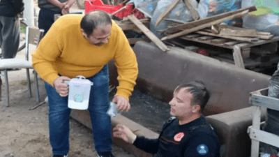 Antalya'da bir depoda çıkan yangına müdahale sırasında itfaiye eri, çıktığı