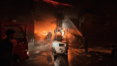 Antalya'da sanayi sitesinde çıkan yangında 3 iş yeri hasar gördü