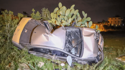 Antalya'da yol kenarındaki ağaçlara çarptıktan sonra metrelerce sürüklenip, bahçedeki ağaca