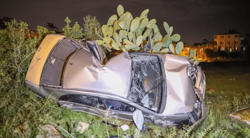 Antalya'da yol kenarındaki ağaçlara çarptıktan sonra metrelerce sürüklenip, bahçedeki ağaca