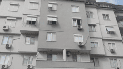 Antalya'nın Alanya ilçesinde bir kadın 6 katlı bir binanın 4'ncü