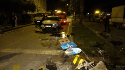 Antalya’da tali yoldan aşırı hızlı şekilde çıkan otomobil seyir halindeki