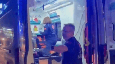 İstanbul Bakırköy sahilindeki iskelede, bisikletiyle ilerleyen bir kişi denize düştü.