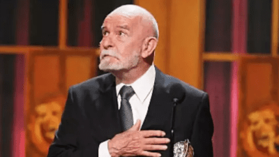 Güney Afrika'nın en büyük oyun yazarlarından biri olarak kabul edilen