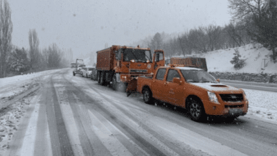 Denizli-Antalya kara yolunun tek yönü kar nedeniyle ulaşıma kapandı. Bölgede
