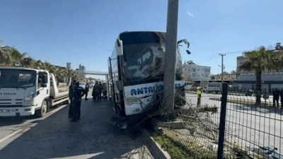 Antalya'nın Kepez ilçesinde yolcu otobüsü refüjdeki ağaçlara çarptı. Kaza sonucu