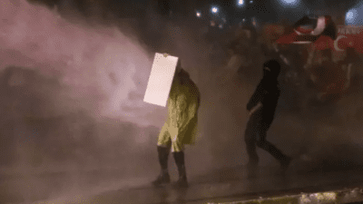 Antalya'da, İstanbul Büyükşehir Belediye (İBB) Başkanı Ekrem İmamoğlu'nun tutuklanmasını protesto