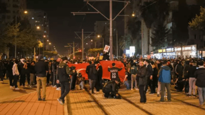 Antalya'da, İstanbul Büyükşehir Belediye (İBB) Başkanı Ekrem İmamoğlu'nun tutuklanmasını protesto