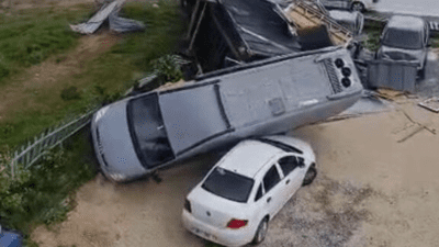 Antalya'nın Manavgat ilçesinde hortum nedeniyle mobilya atölyesi ve çevresindeki üçgen