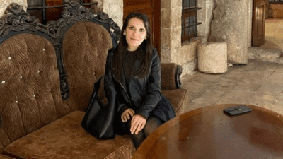 Şanlıurfa'da sahipsiz köpeklerden kaçarken, otomobilin çarpması sonucu ağır yaralanan üniversite