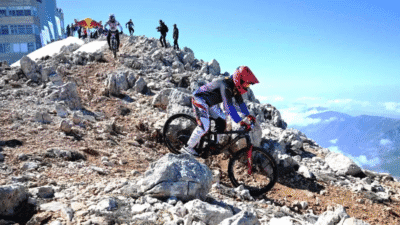 Kemer'de düzenlenen 3. Sky To Sea Dağ Bisikleti Yarışları'na 150'den