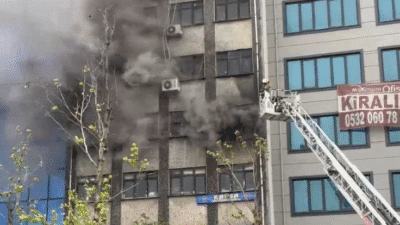 İstanbul Sultangazi'de Malkoçoğlu Mahallesi'ndeki 6 katlı iş merkezinin 3'üncü katındaki