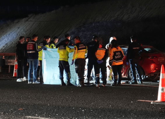 Ankara-Niğde Otoyolu'nda biri ters istikamette giden iki otomobilin kafa kafaya