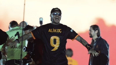 Galatasaray'ın Arjantinli yıldızı Mauro Icardi, şampiyonluk kutlamalarında Ali Koç yazılı