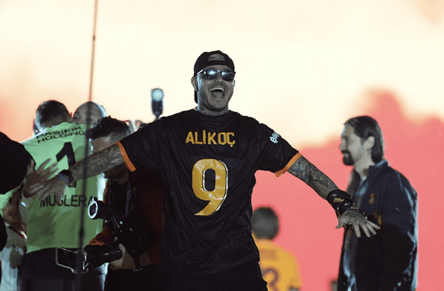 Galatasaray'ın Arjantinli yıldızı Mauro Icardi, şampiyonluk kutlamalarında Ali Koç yazılı