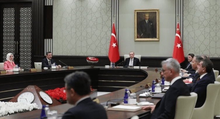 Cumhurbaşkanı Erdoğan, yerel seçimlerin ardından AKP ve kabinede değişim sinyali