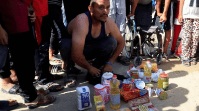 Gazze'nin güneyindeki Refah'ta insani yardım dağıtımı sırasında İsrail'in Filistinlilere ateş