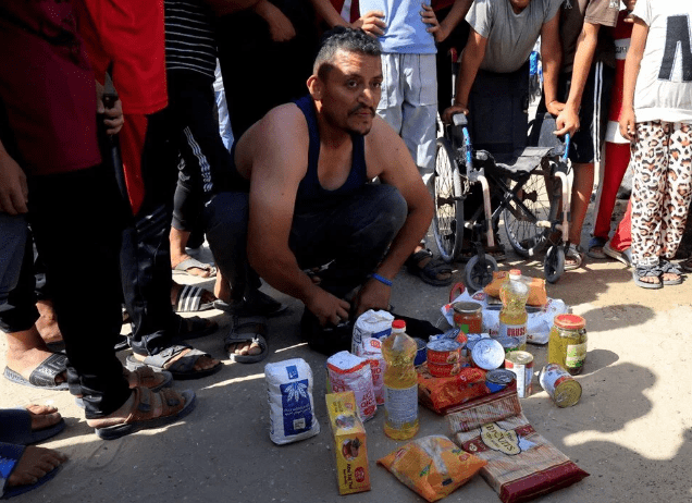 Gazze'nin güneyindeki Refah'ta insani yardım dağıtımı sırasında İsrail'in Filistinlilere ateş